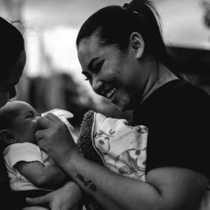 Adryene, irmã de Adryelson, ex-Botafogo, com o filho Oliver