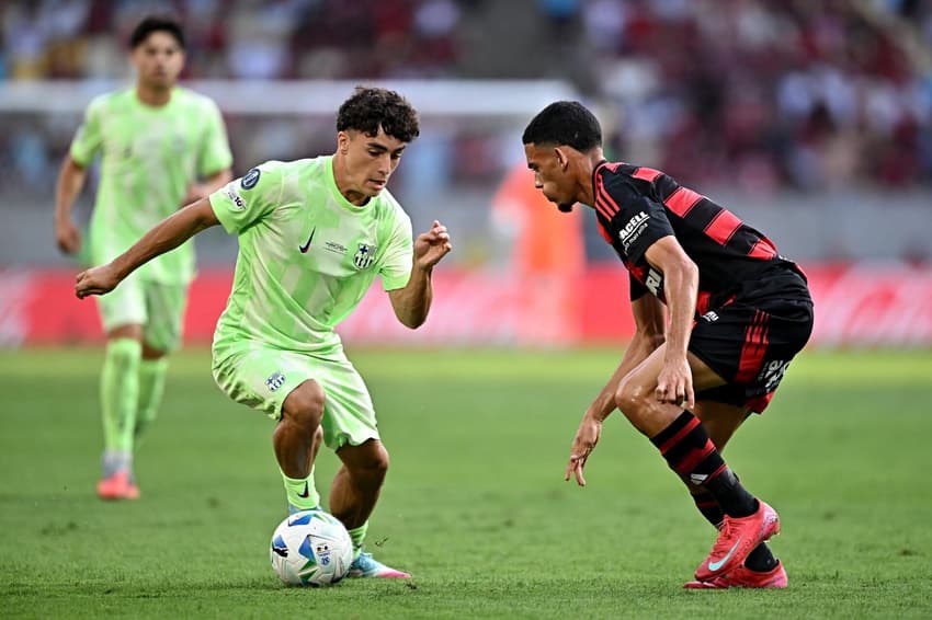 Jan Virgili em ação pelo Barcelona contra o Flamengo, no Intercontinental Sub-20
