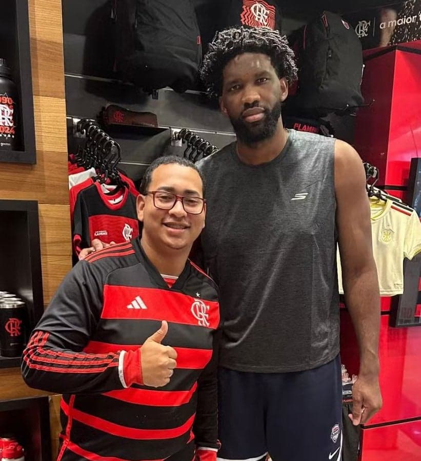 Joel Embiid na loja do Flamengo em Cabo Frio (Foto: Divulgação/X)