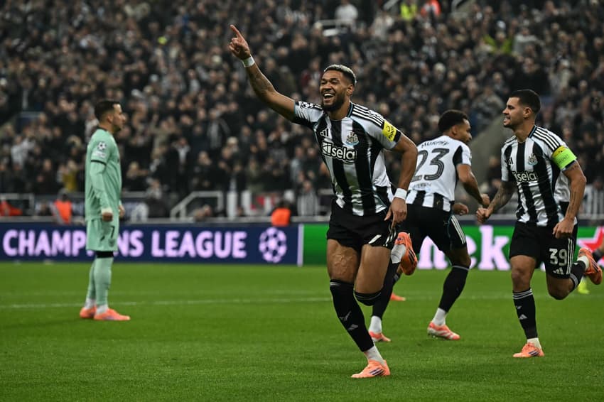 Joelinton comemora gol pelo Newcastle na Champions League