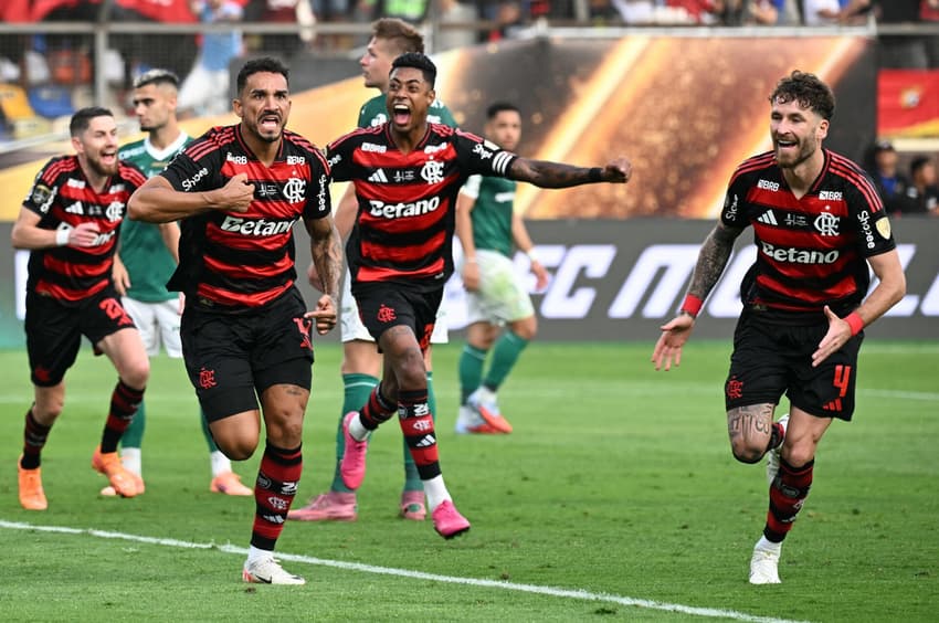 Jogadores do Flamengo celebram gol de Danilo na final da Libertadores (Foto: Luis ACOSTA/AFP)