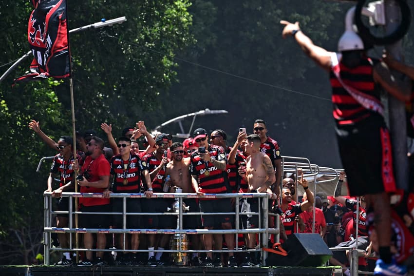 Elenco do Flamengo celebra título da Libertadores com a torcida