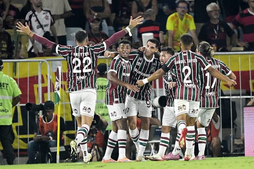 Jogadores do Fluminense celebram vitória sobre o Flamengo