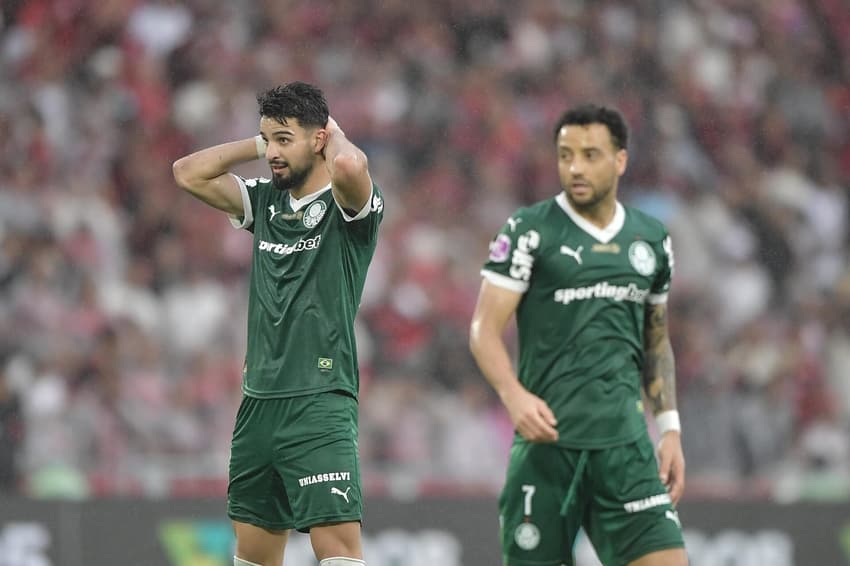 Jogadores do Palmeiras lamentam derrota para o Flamengo