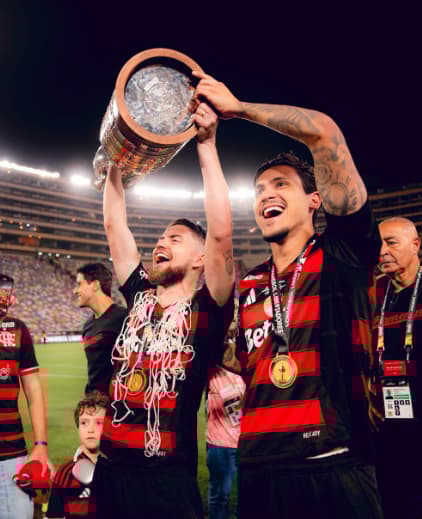 Jorginho e Pedro com troféu da Libertadores