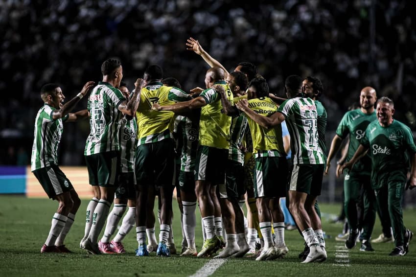 Elenco do Juventude comemora vitória sobre o Vasco pela 33ª rodada do Brasileirão (Foto: Thiego Mattos/Pera Photo Press/Gazeta Press)