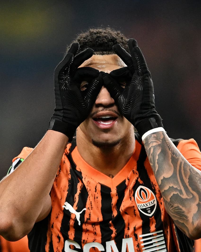 Kauã Elias comemorando o gol marcado na Conference League (Foto: Reprodução/X)