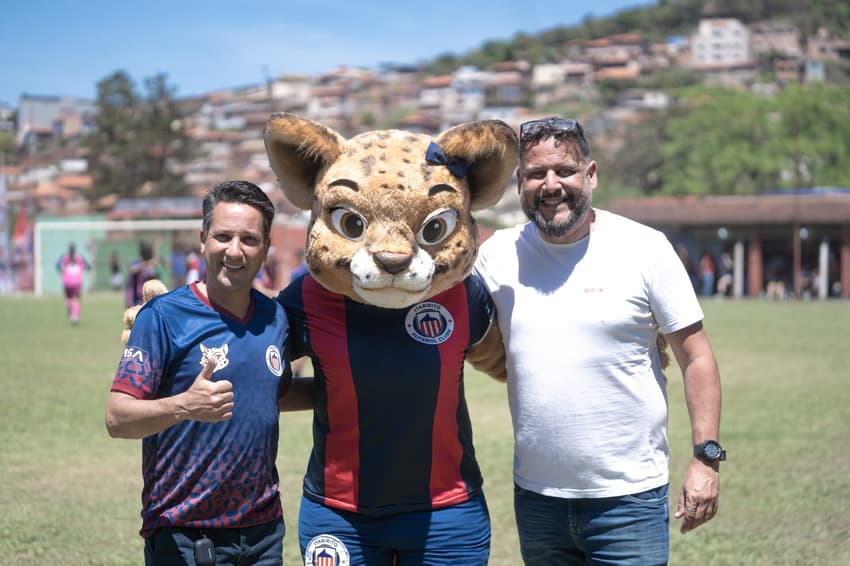 À esquerda,  CEO da SAF, Maycon Pereira, e à direita o gerente Breno Mendes. (Foto: Léo Rodrigues/Itabirito)