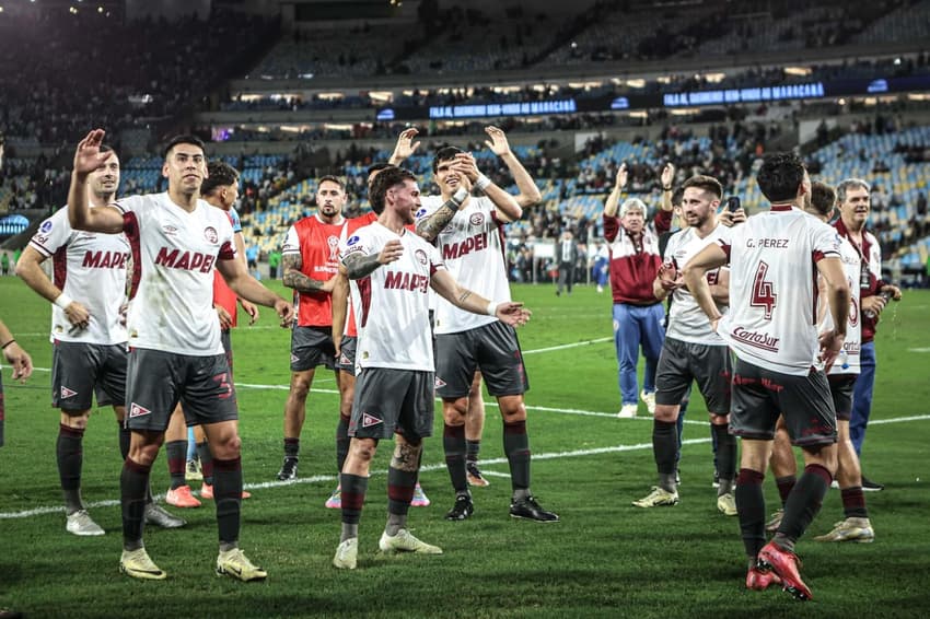 Jogadores do Lanús após eliminar o Fluminense (Foto: Thiego Mattos / GazetaPress)