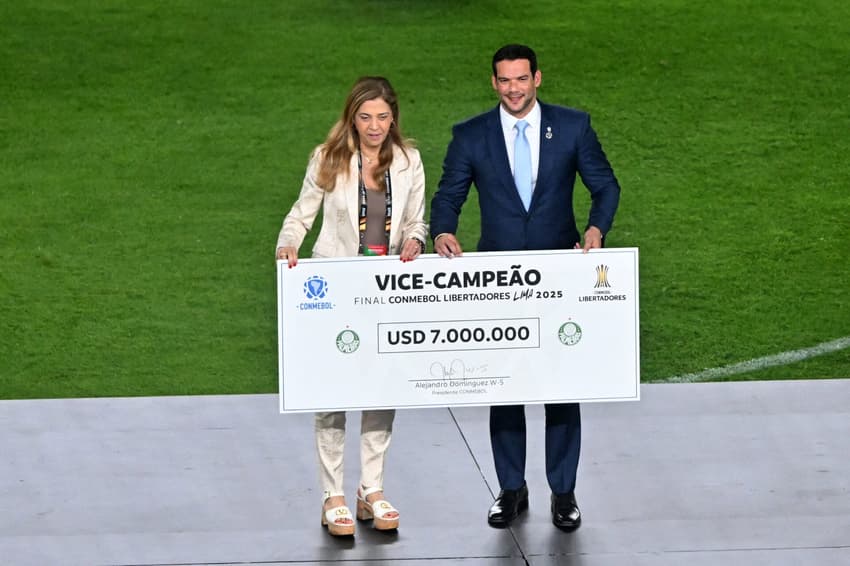 Leila Pereira segura cheque com premiação do Palmeiras na Libertadores