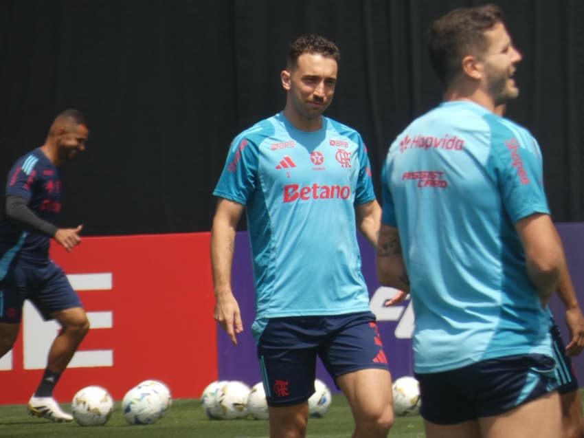 Léo Ortiz em treino do Flamengo em Lima
