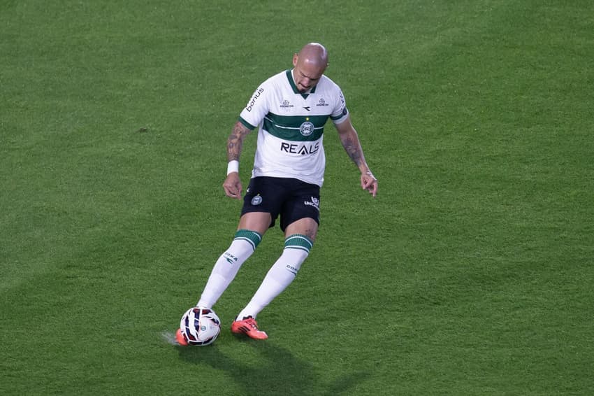 Maicon arrisca passe longo para o Coritiba em jogo da Série B (Foto: Hedeson Alves / AGIF / Gazeta Press)