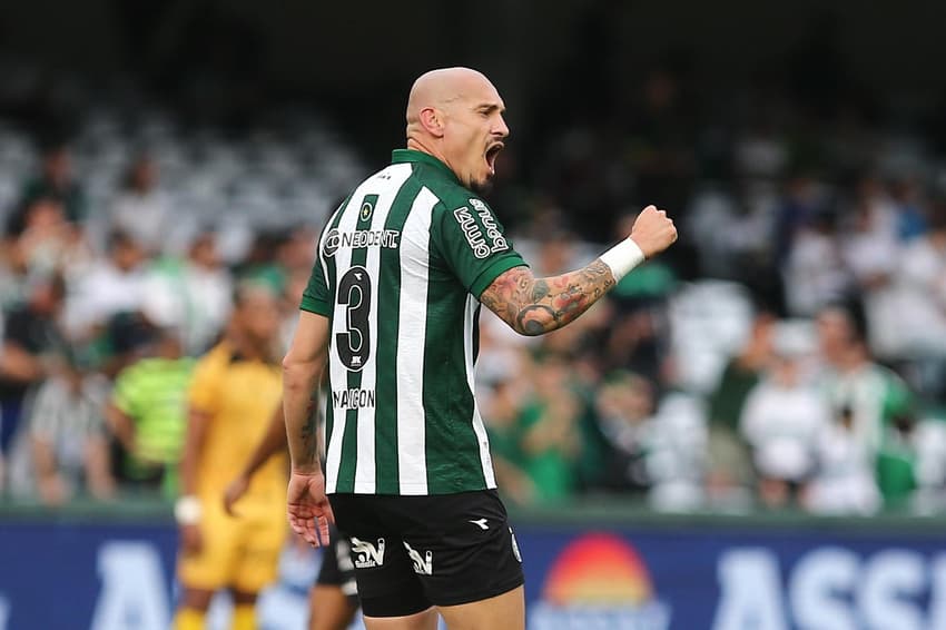 Maycon em ação pelo Coritiba. (Foto: Geraldo Bubniak/AGB)