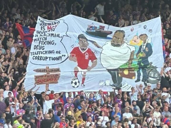 Banner da torcida do Crystal Palace contra Evangelos Marinakis, dono do Nottingham Forest (Foto: Reprodução/X)
