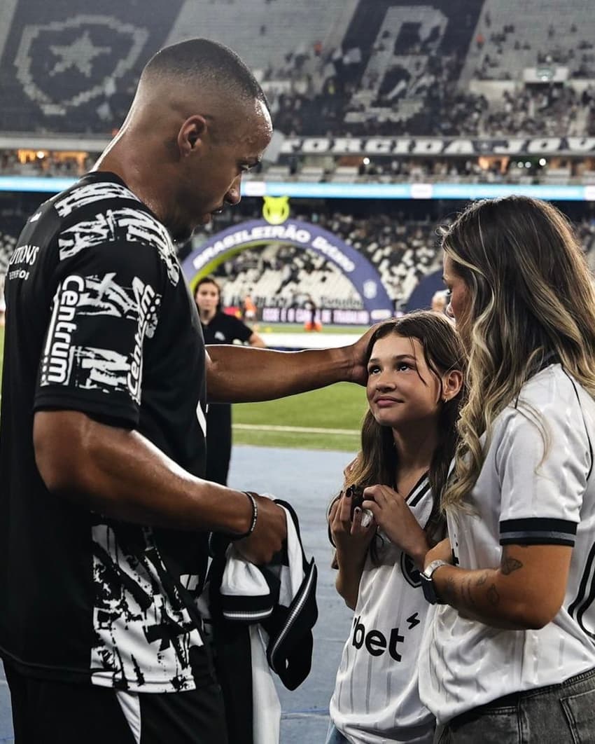 Marlon Freitas recebe família de polícia morto em operação