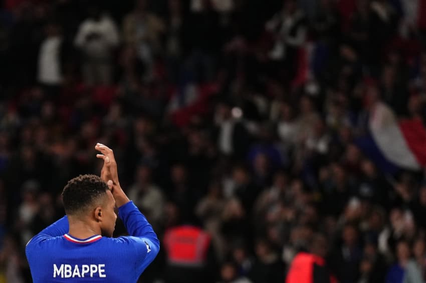 Mbappé aplaude torcida da França após classificação para a Copa do Mundo