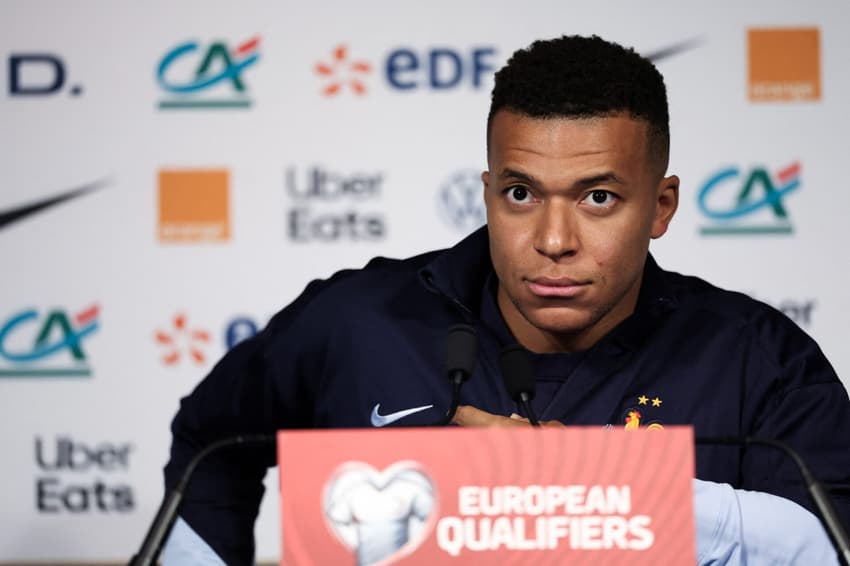 Mbappé em entrevista coletiva antes do duelo de França x Ucrânia