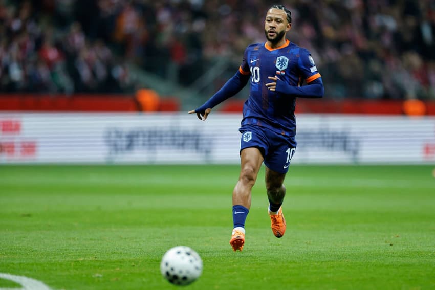 Memphis Depay em ação pela Holanda contra a Polônia, nas Eliminatórias da Europa