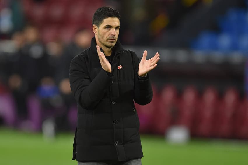 Mikel Arteta aplaude elenco do Arsenal após vitória sobre o Burnley, na Premier League