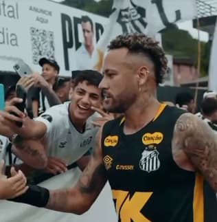 Neymar cumprimenta torcedores do Santos, que apoiam equipe antes de clássico com Palmeiras