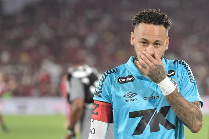 Neymar em ação durante Flamengo x Santos pelo Brasileirão (Foto: Thiago Ribeiro/AGIF/Gazeta Press)
