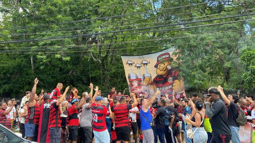 No Ninho do Urubu, torcida do Flamengo apoia equipe antes do AeroFla (Foto: Pedro Brandão / Lance!)
