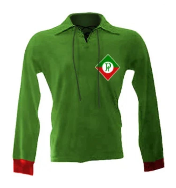 A primeira camisa do Cruzeiro — então Palestra Itália — era verde, com punhos vermelhos e escudo nas cores da bandeira italiana.