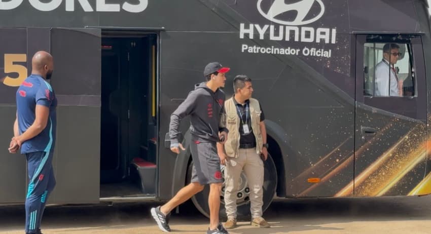Pedro chega ao treino do Flamengo