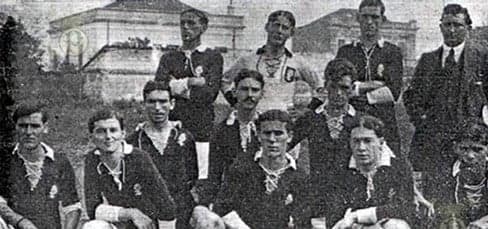 A primeira camisa do Palmeiras nasceu verde e branca, inspirada nas tradições italianas. Veja a história, as cores e a origem do uniforme alviverde.