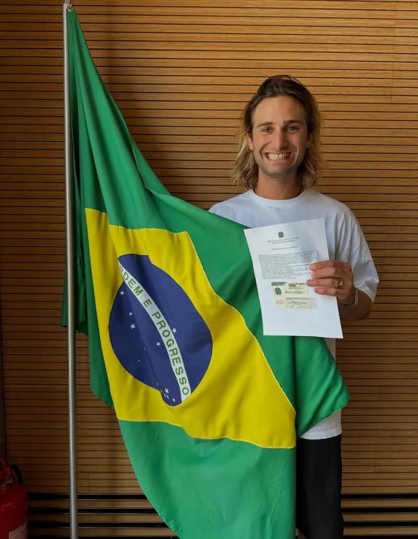 Patrick Burgener com seus documentos de naturalização (Foto: COB)