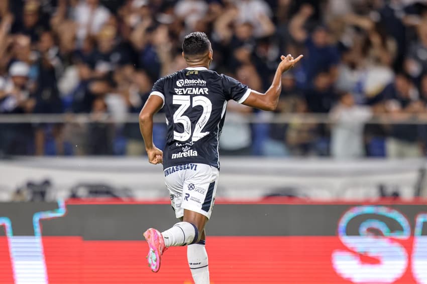 Pedro Rocha, do Remo, comemora gol marcado contra o Volta Redonda (Foto: Fernando Torres / AGIF / Gazeta Press)