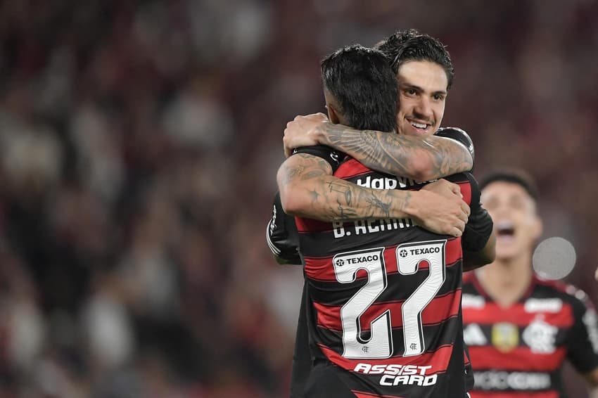 Pedro e Bruno Henrique, companheiros de Flamengo, se abraçam em comemoração de gol (Foto: Thiago Ribeiro / AGIF / Gazeta Press)