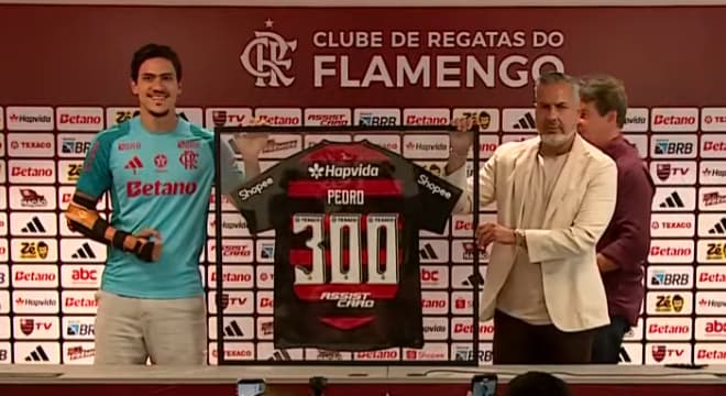 Pedro é homenageado pelo Flamengo ao lado de José Boto (Foto: Reprodução / Flamengo TV)