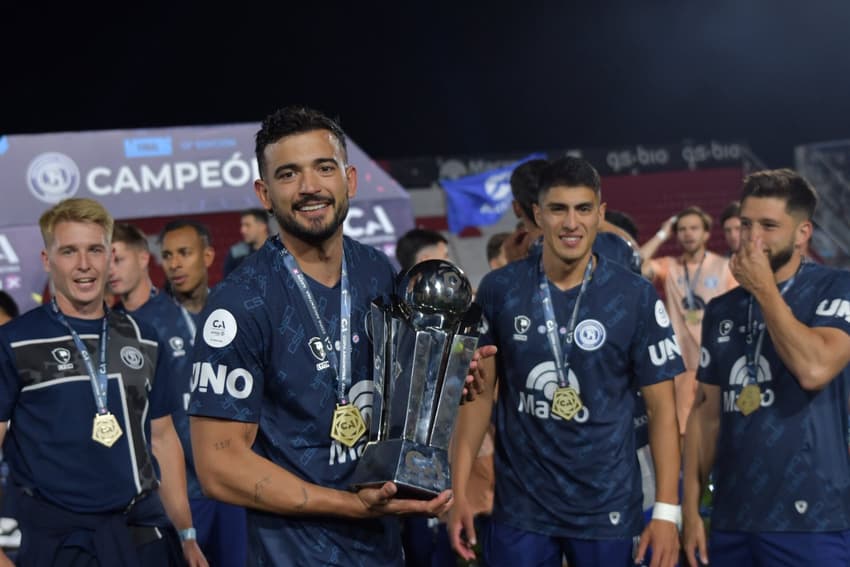 Pipe, do Independiente Rivadavia, comemorando a Copa da Argentina (Foto: Reprodução)