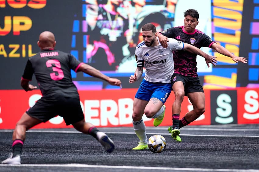 Kelvin Oliveira, jogador da G3X, disputa bola na Kings League Brasil