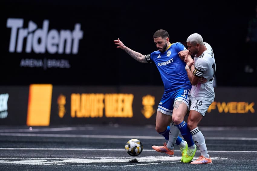 Lipão, da Furia, e Kelven, da G32X, disputam bola durante final da Kings Cup Brasil. (Foto: Kings League Brasil/Divulgação)