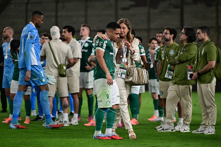 Leila Pereira, presidente do Palmeiras, consola Vitor Roque após perder título da Libertadores para o Flamengo