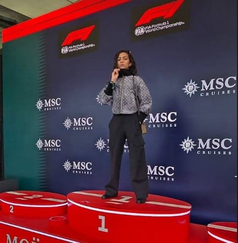 Rayssa Leal posa no pódio do GP Brasil de Fórmula 1 (Foto: Reprodução)