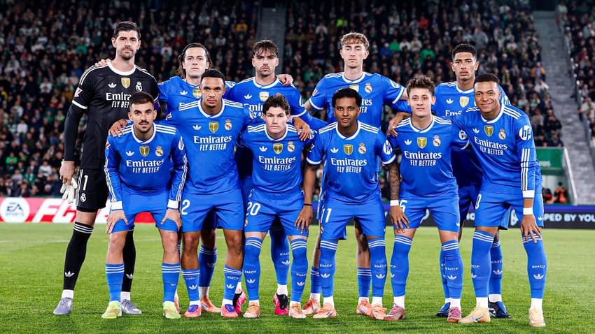 Time do Real Madrid reunido antes do empate por 2 a 2 com o Elche (Foto: Divulgação/Real Madrid)