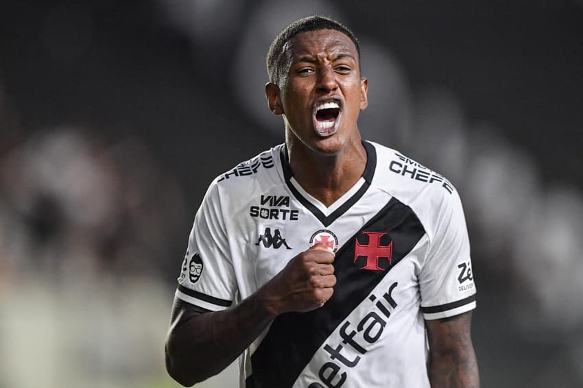 Robert Renan vibra durante jogo entre Vasco e Vitória pelo Brasileirão (Foto: Thiago Ribeiro / Agif / Gazeta Press)