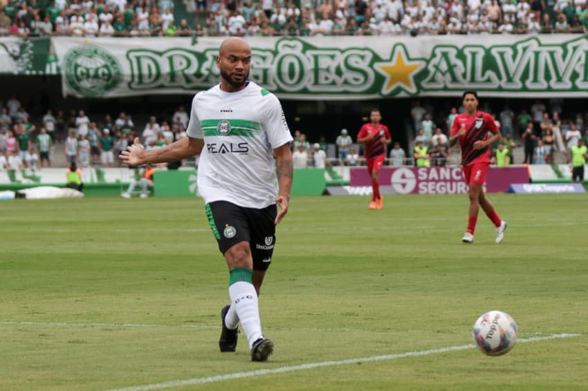 Rodrigo Moledo passa para companheiro em jogo do Coritiba na Série B (Foto: Robson Mafra / AGIF / Gazeta Press)