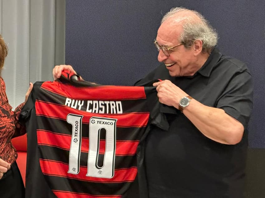 Ruy Castro recebeu a camisa do Flamengo em evento de lançamento das comemorações aos 130 anos