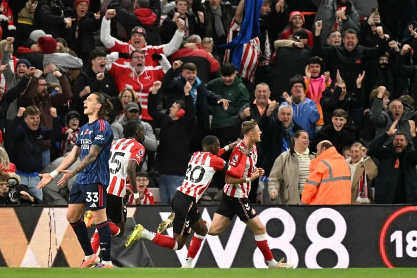 Pela Premier League, Sunderland e Arsenal empataram por 2 a 2 (Foto: Oli SCARFF / AFP)