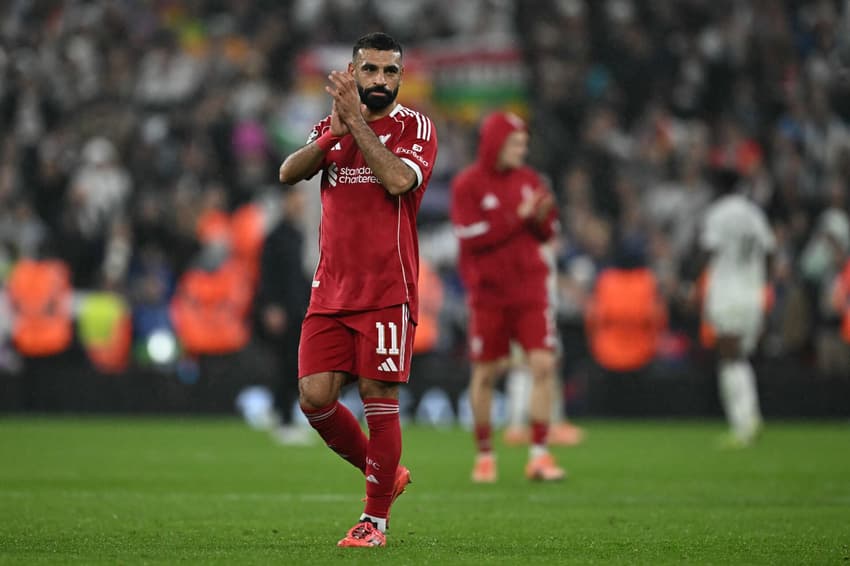Salah aplaudindo após vitória do Liverpool sobre o Real Madrid (Foto: Paul ELLIS / AFP)