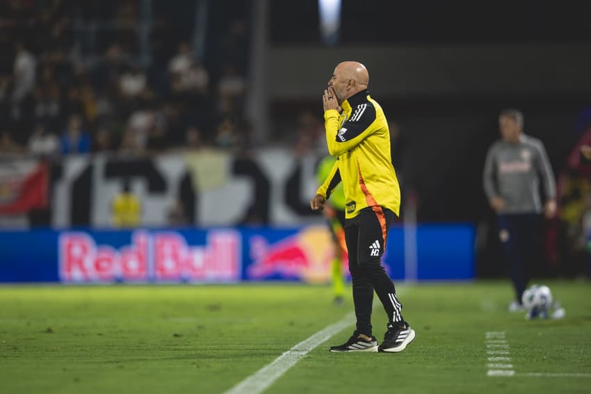 Sampaoli à beira do gramado (Foto: Pedro Souza / Atlético)