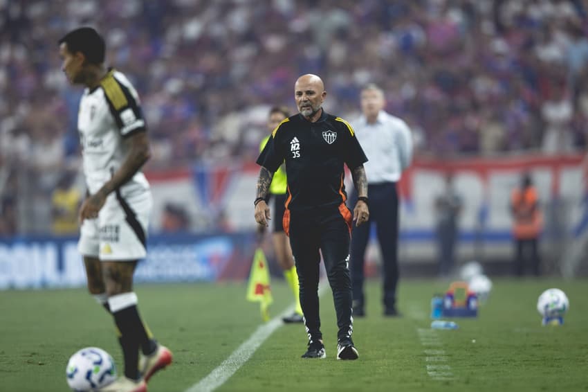 Sampaoli à beira do gramado (Foto: Pedro Souza/ Atlético)