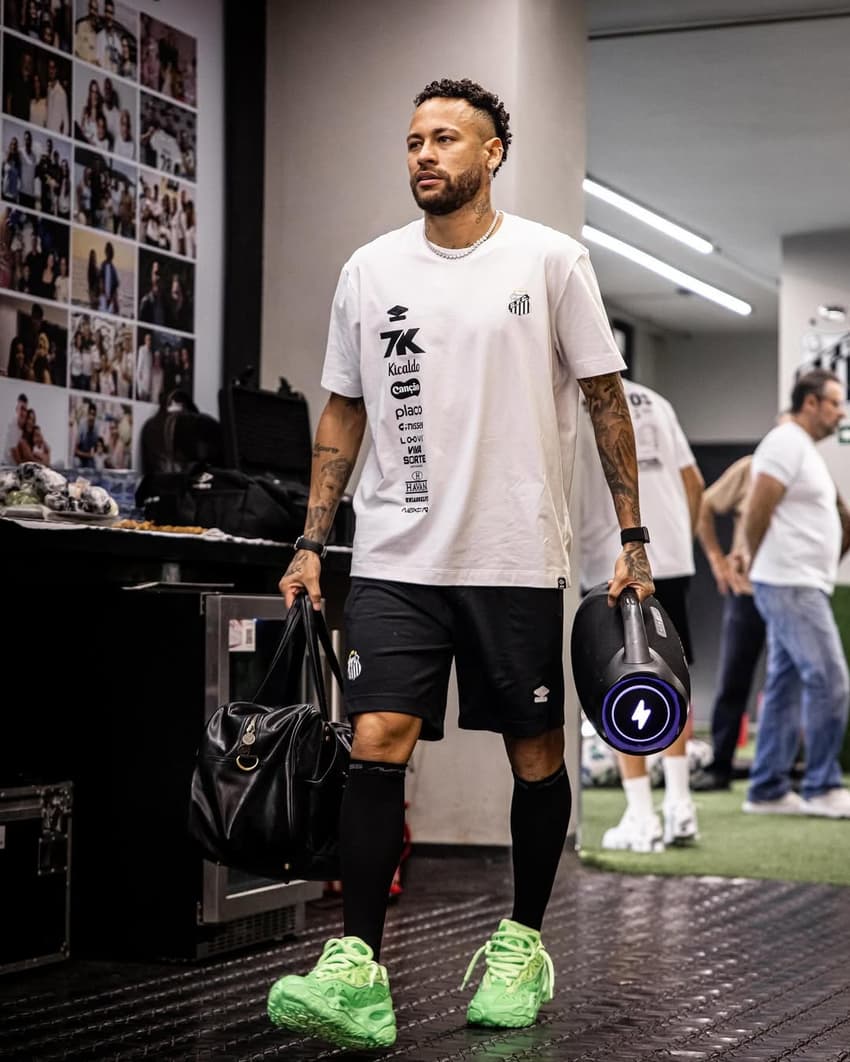 Neymar chegando no vestiário do Santos para duelo contra o Fortaleza, na Vila Belmiro. (Foto: Divulgação/ Santos FC)