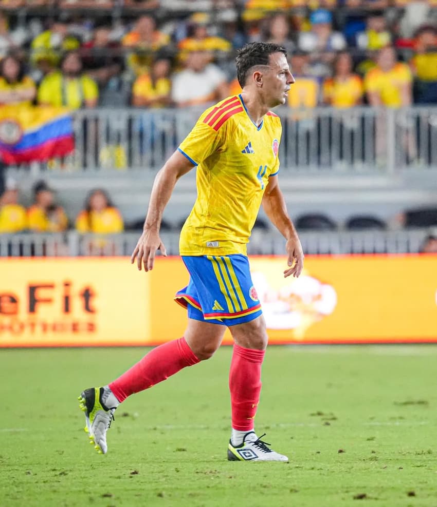 Santiago Arias em ação na partida entre Colômbia e Nova Zelândia (Foto: redes sociais)