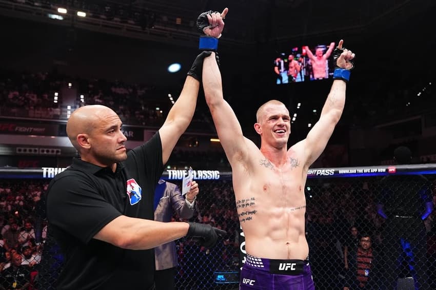 Ian Garry comemora vitória no UFC Qatar (Foto: Reprodução / Instagram @iangarry)