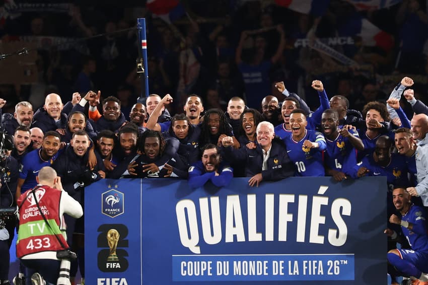 Seleção da França comemorando a classificação para a Copa de 2026 (Foto: Franck Fife/AFP)